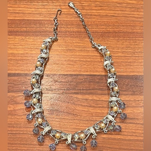 Aurora Borealis rhinestones dangle and faux pearls gold tone metal set choker. - Picture 5 of 5